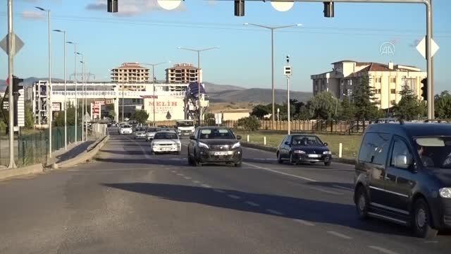 KIRIKKALE - Kilit kavşak Kırıkkale'de trafik yoğunluğu yaşanıyor