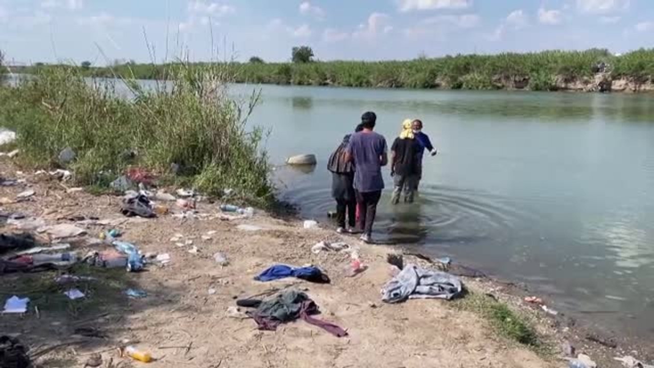 Familias mexicanas cruzan junto a sus niños el río fronterizo hacia EEUU
