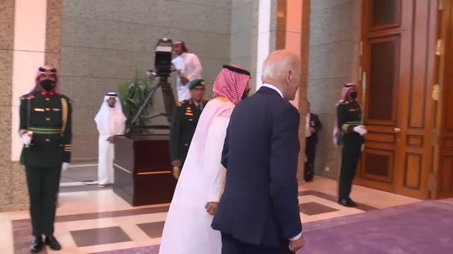 Biden 'choca los puños' a Mohamed Bin Salman durante su visita a Arabia Saudí