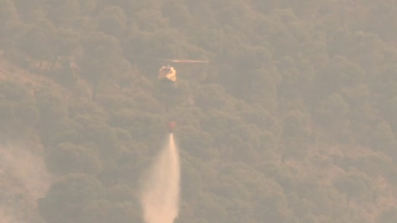 Más de un centenar de bomberos trabajan para apagar el incendio declarado este mediodía en la sierra de Mijas