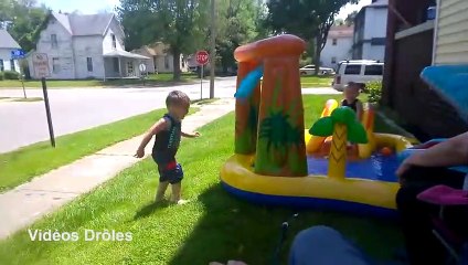 Bébés drôles aime les sports nautiques - compiltion amusante