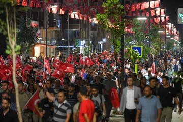 Van'da binlerce kişi 15 Temmuz yürüyüşüne katıldı