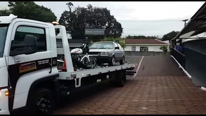 Veículo com marcas de tiro e moto são recuperados pela Guarda Municipal