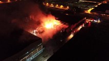 Demir döküm fabrikasında patlama sonrası çıkan yangın böyle görüntülendi