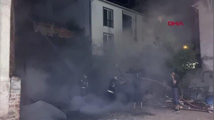 Son dakika gündem: BARAKADA ÇIKAN YANGIN BİNAYA SIÇRADI, MAHALLELİ SOKAĞA DÖKÜLDÜ