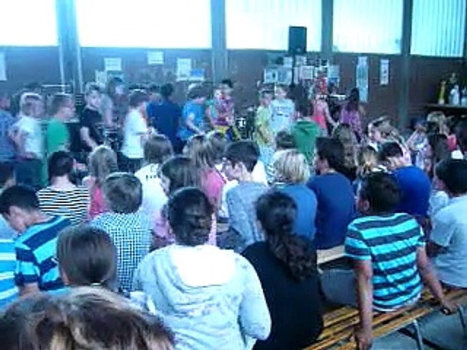 Singen in der Turnalle und Preisverleihung