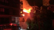Üsküdar’da iki katlı bina yandı