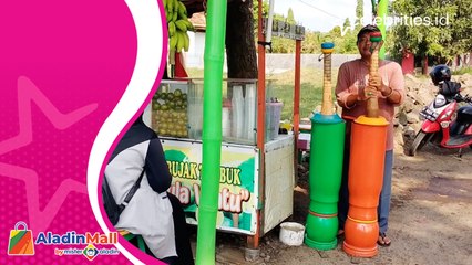 Unik! Alat Tumbuk Pedagang Rujak Bebek ini Bikin Pembeli Salfok, Tingginya 1 Meter Lebih