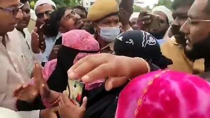 कर्नाटक : सिद्धू के दिए दो लाख रुपए महिला ने फेंके