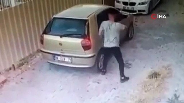 Bursa’da gözüne kestirdiği çantayı otomobilin camını patlatarak çaldı