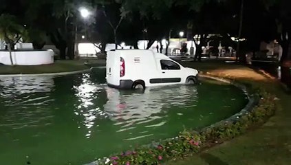 Motorista embriagado cai com veículo dentro do chafariz na Praça do Migrante