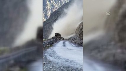 Yolu ulaşıma kapatan heyelan kamerada