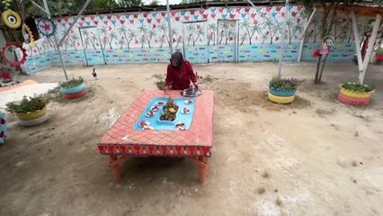 Evinin bahçesini atık malzemelerle "hobi atölyesi"ne çevirdi