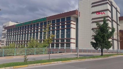 SIRA BEKLEMEK İSTEMEYEN HASTA, SEKRETERİN ELİNİ ISIRDI