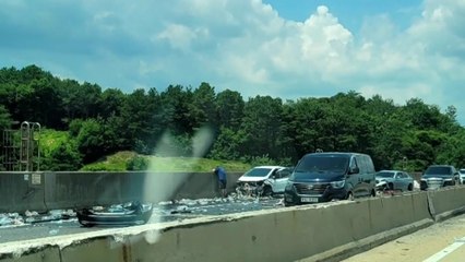 화물차에서 생수병 반대 차선으로 쏟아져...3명 부상 / YTN