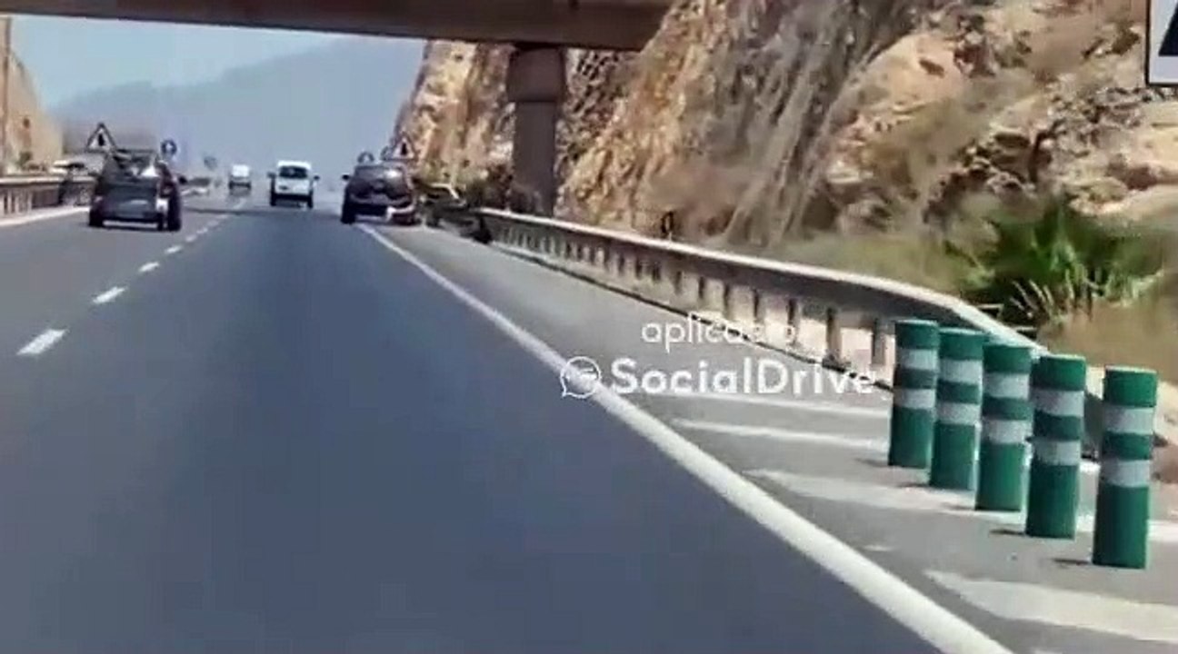 Una mujer toma el sol en el arcén de la A7