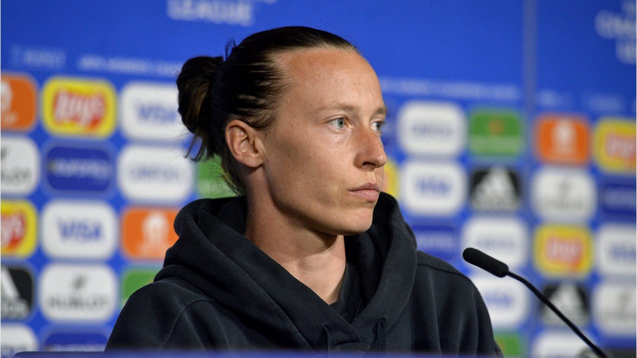 VOICI : Euro 2022 : ce drame personnel qui touche Pauline Peyraud-Magnin, la gardienne de l'équipe de France