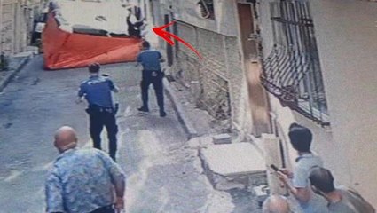 Evini ateşe verip balkondan atlayan genci itfaiyecinin refleksi kurtardı