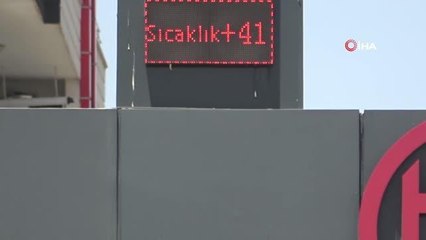 Diyarbakır'da asfalt buharlaştı, çocuklar süs havuzlarına koştu