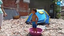 Okmeydanı Fetihtepe'de suları kesilen vatandaş, çocuklarını sokakta leğende banyo yaptırdı