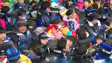 "물놀이에 더위가 싹"...3년 만에 개장한 물놀이장 '북적' / YTN