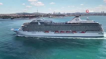 Kuşadası'ndan İstanbul'a gelen dev gemi böyle görüntülendi