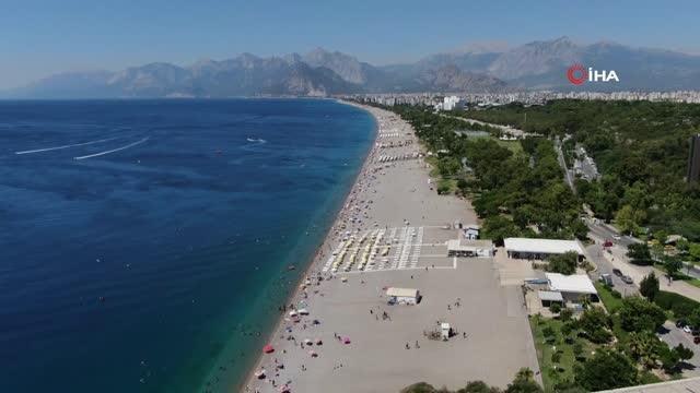 Termometreler 40'ı gösterdi, dünyaca ünlü Konyaaltı Sahili'nde tatil yoğunluğu devam etti