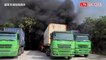 基隆車輛回收場大火 燒壞2輛40呎貨櫃車(基隆市消防局提供)