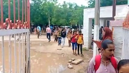 सरकारी इं​ग्लिश मीडियम स्कूल के बाहर ऐसे हालात, देखें वीडियो