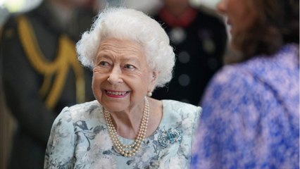 VOICI : Elizabeth II "soulagée" par l'absence de Meghan Markle aux obsèques du prince Philip