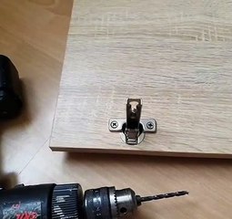 Comment  réparer une charnière de porte cassé