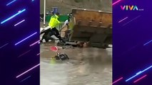 Polisi China Selamatkan Orang Terjebak Banjir Dalam Mobil