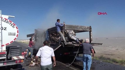 KURU PASTA YÜKLÜ KAMYONUN KASASINDA YANGIN ÇIKTI