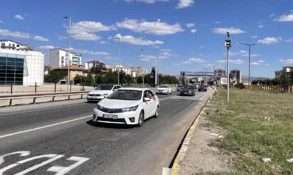 Kilit kavşak Kırıkkale'de tatil dönüşü yoğunluk yaşanıyor