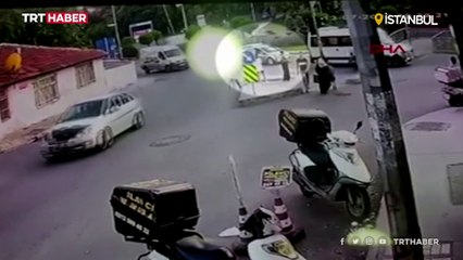 Minibüsü kendisini uyaran yayaların üzerine sürdü