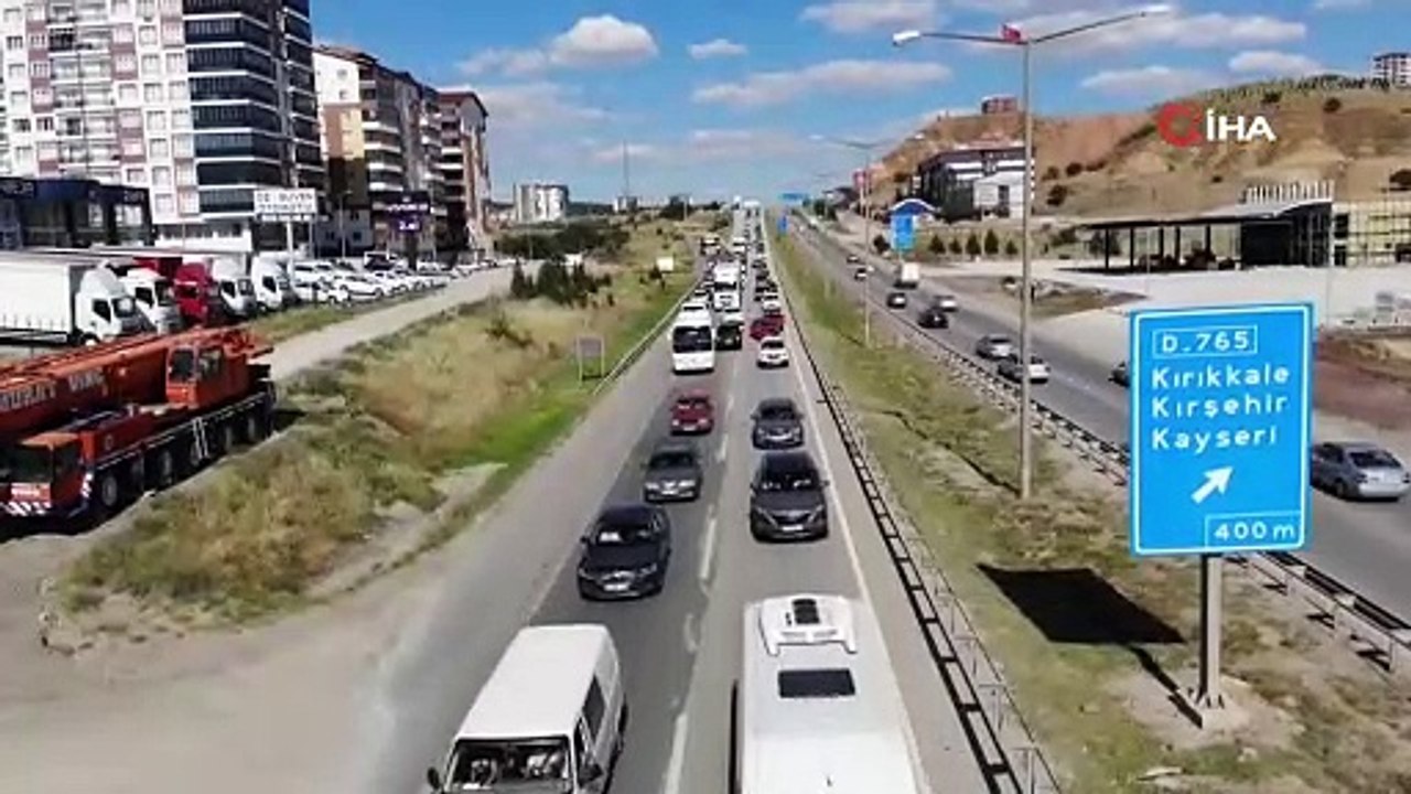 Tatilciler yola çıktı, kilometrelerce kuyruk oluştu