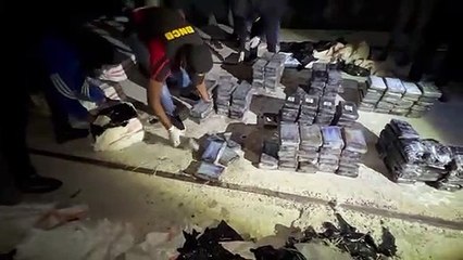 Ocupan  lancha con 329 paquetes de cocaína