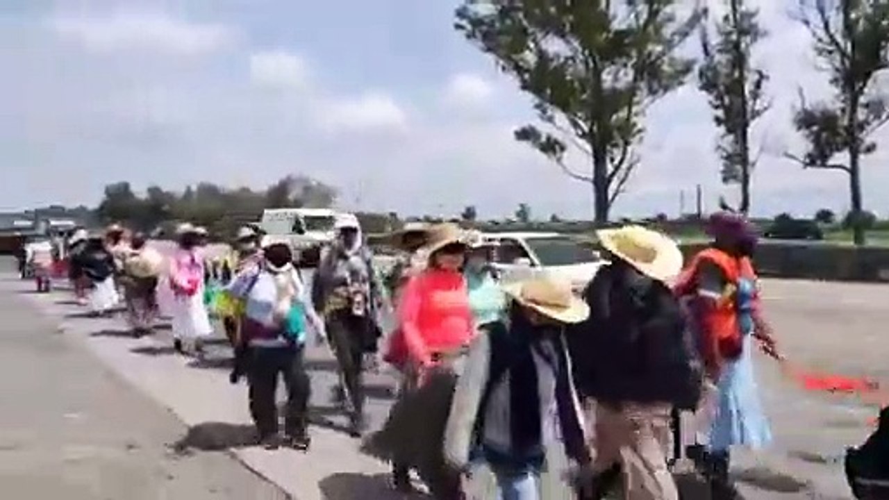 Peregrinos que salieron de la capital avanzan por la carretera 57