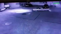 Câmeras de segurança mostram homem estourando vidros de veículo em posto de gasolina