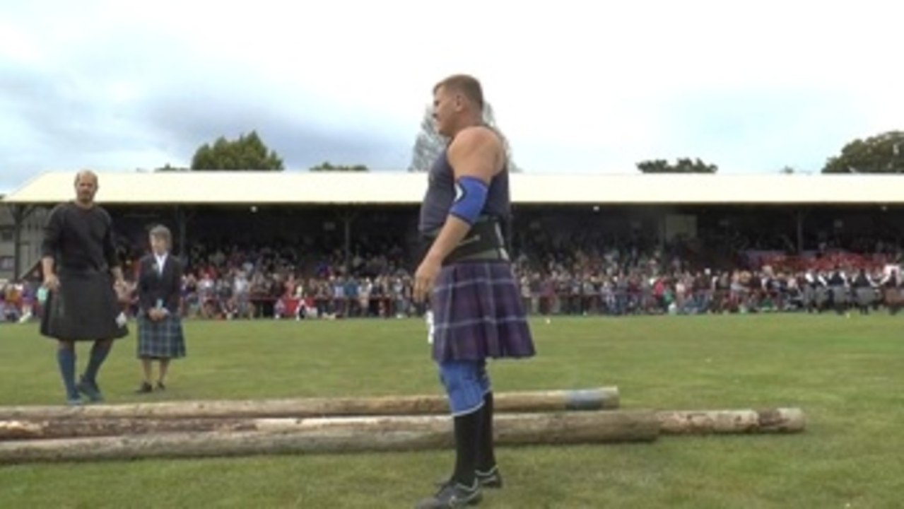 Así son los Juegos de las Tierras Altas, donde lanzan rocas, troncos y martillos