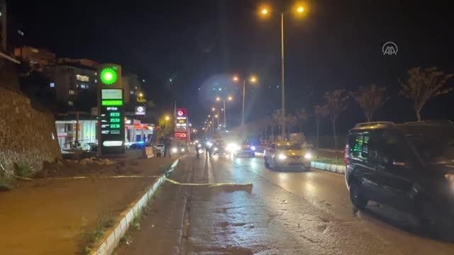 ZONGULDAK - Yola düşen kaya parçaları araca zarar verdi