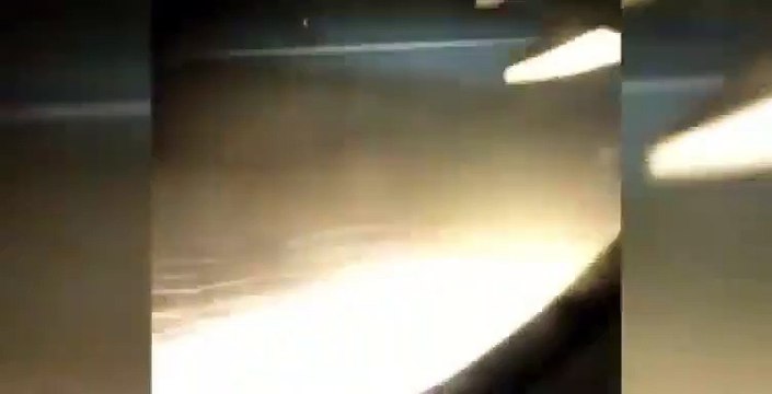 Turbina de avião solta faíscas e assusta passageiros