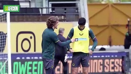 Raúl Jiménez ya remata de cabeza sin usar casco protector en pretemporada de Wolves