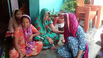 मां बुलाने पहुंची तो फंदे से लटकी मिली बिटिया