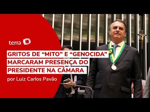 Sob protestos e aplausos, Bolsonaro recebe medalha na Câmara