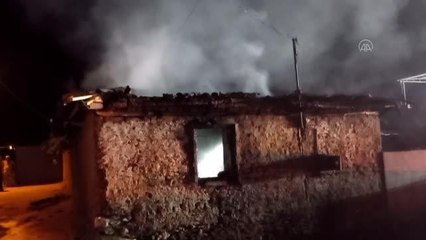 Ödemiş'te bir evin deposunda çıkan yangın söndürüldü