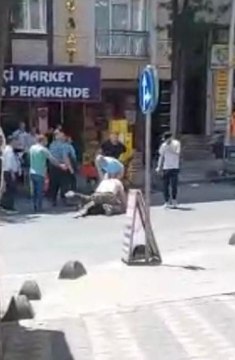 SULTANGAZİ'DE CADDEYE TAŞAN KAVGADA ORTALIK KARIŞTI