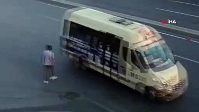 Otoyoldaki Türk bayrağını hayatını riske atarak yerden kaldırdı