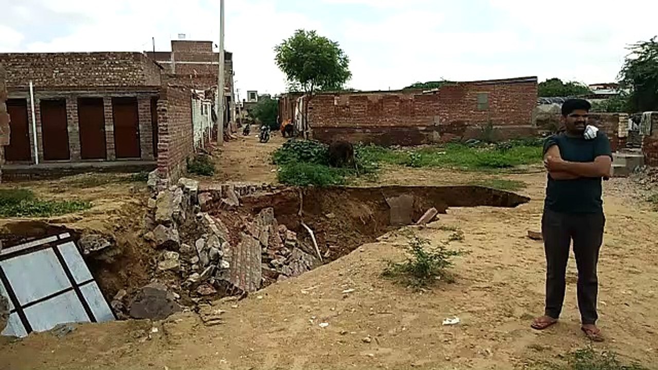 नकारा बजनी की खान धंसी, मकान की दीवार गड्ढ़े मे...
