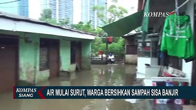 Pasca Banjir, Warga Kembangan Kembali ke Rumah untuk Membersihkan Material Sisa Banjir